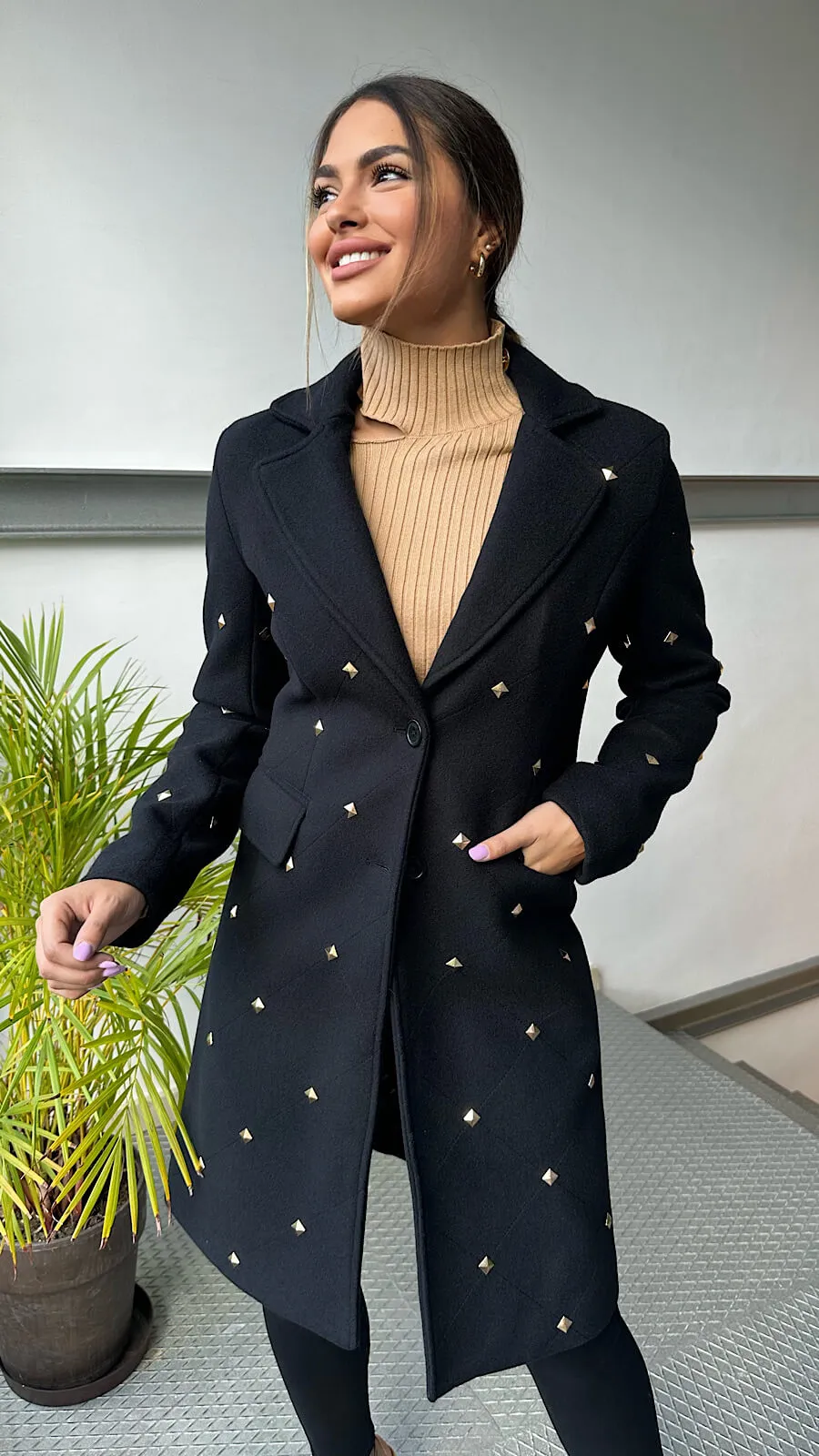 Abrigo Negro Diseño Tachas