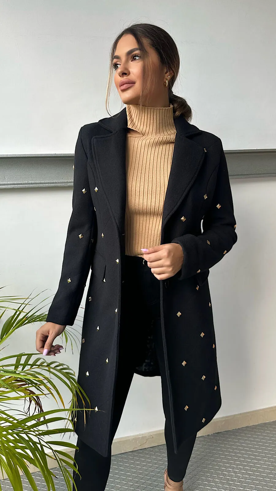 Abrigo Negro Diseño Tachas