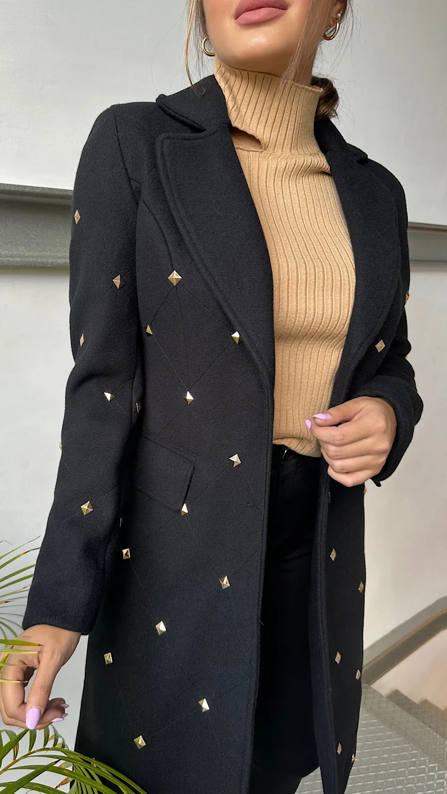 Abrigo Negro Diseño Tachas