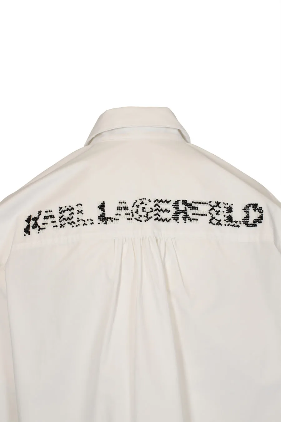 Camisa blanca larga con logo en abalorios