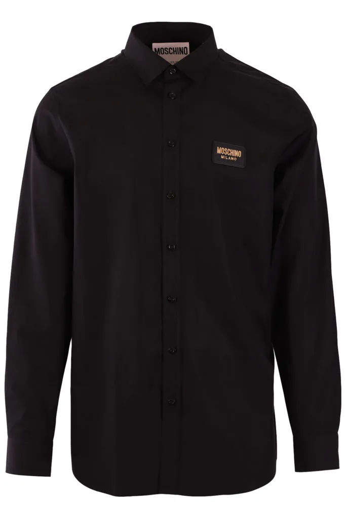 Camisa negra con placa dorada