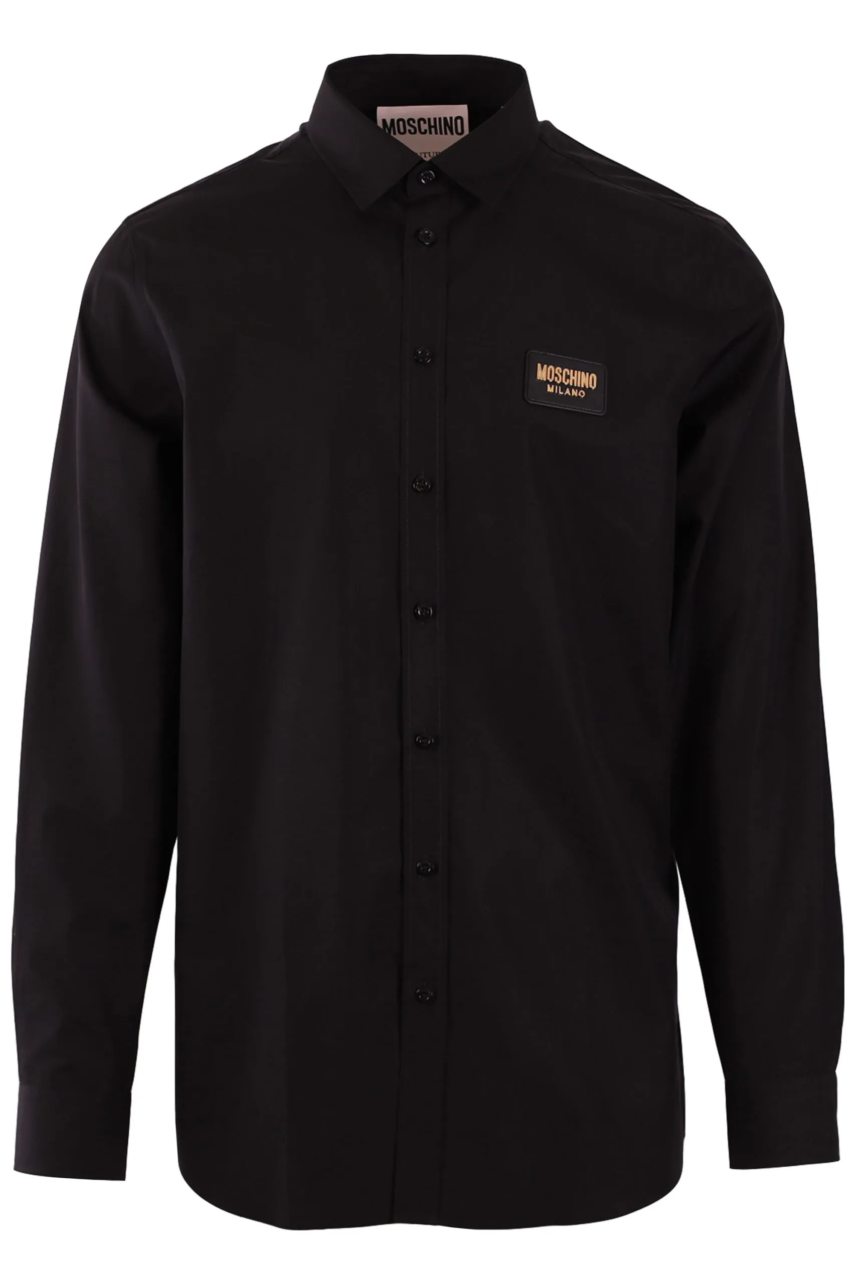 Camisa negra con placa dorada