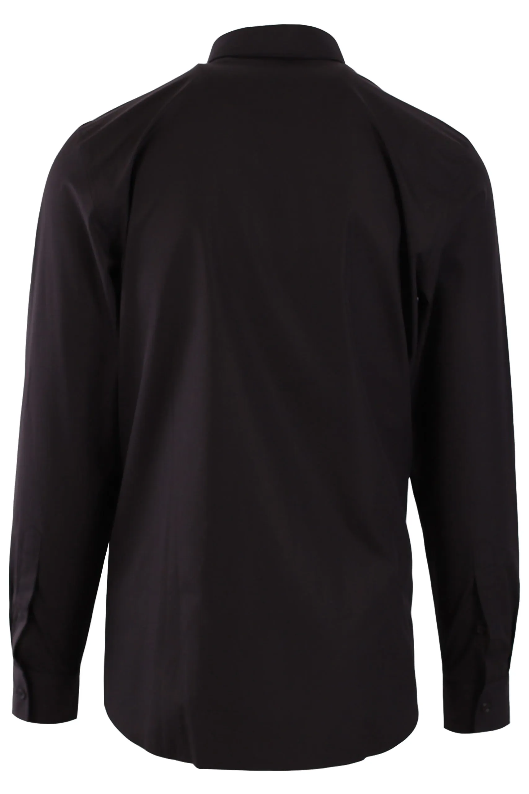 Camisa negra con placa dorada