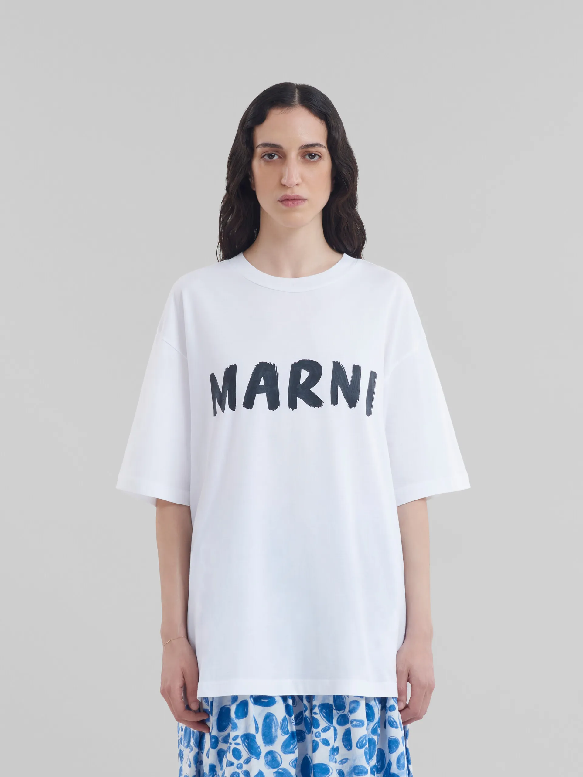 Camiseta blanca de algodón ecológico con logotipo