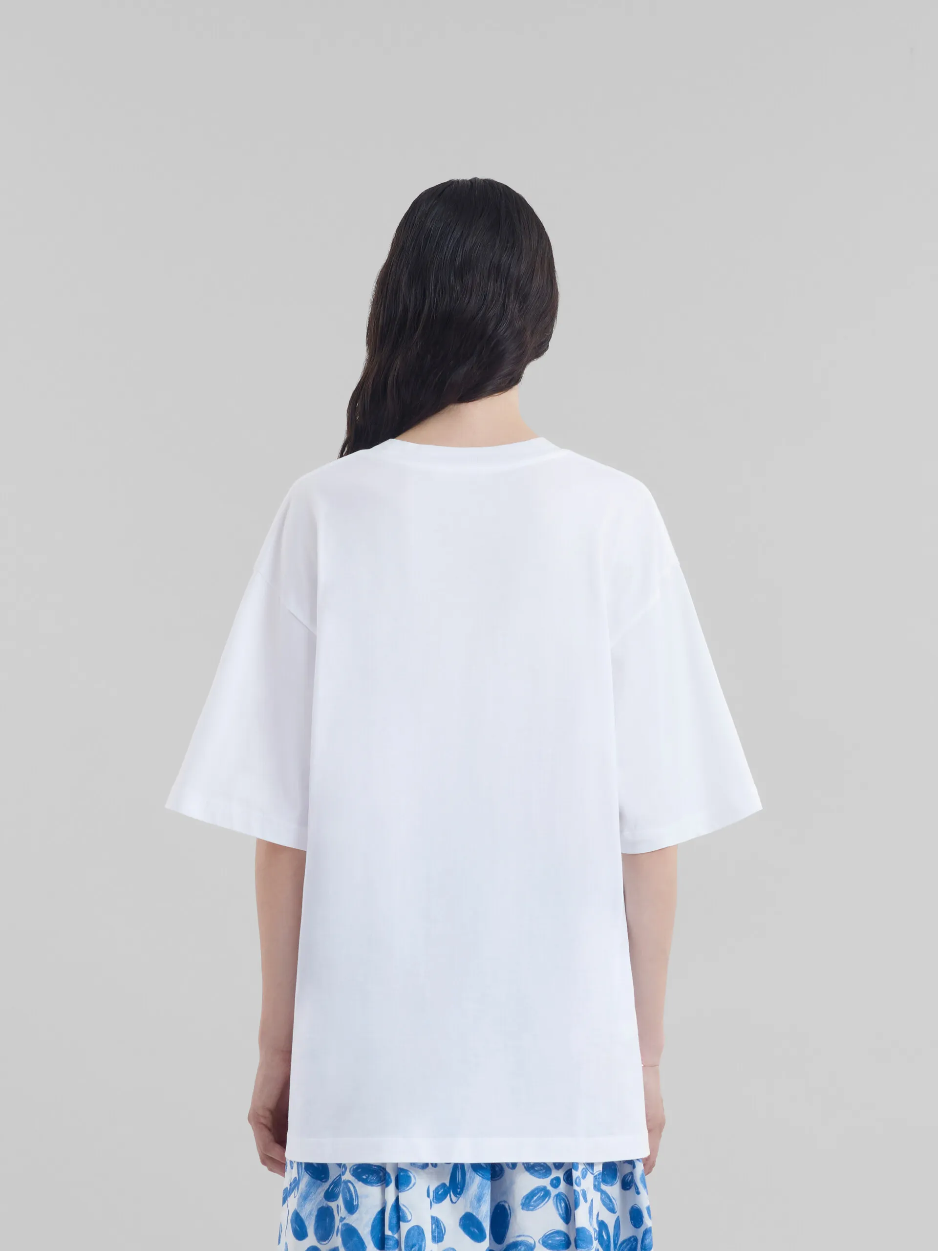 Camiseta blanca de algodón ecológico con logotipo
