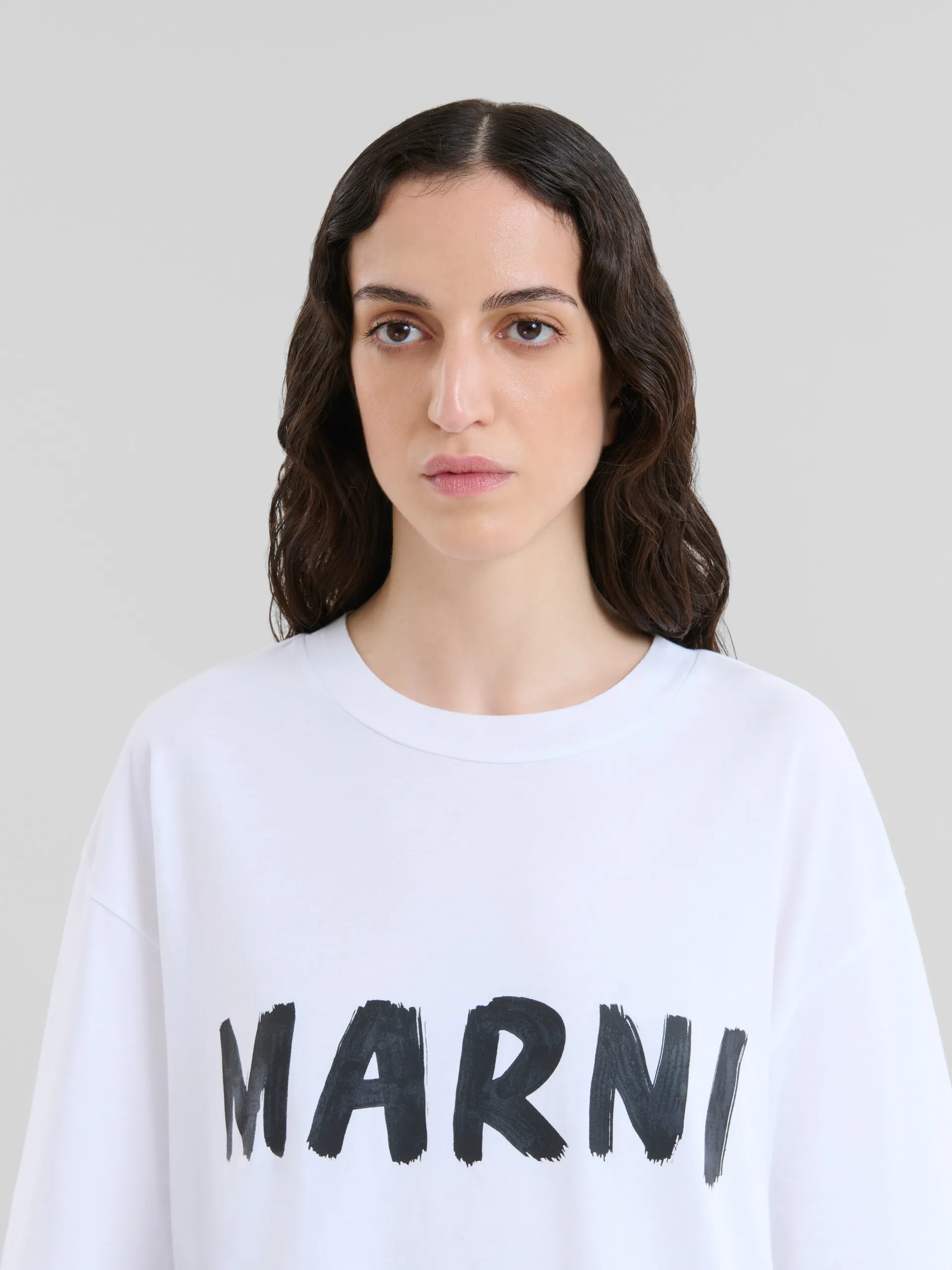 Camiseta blanca de algodón ecológico con logotipo