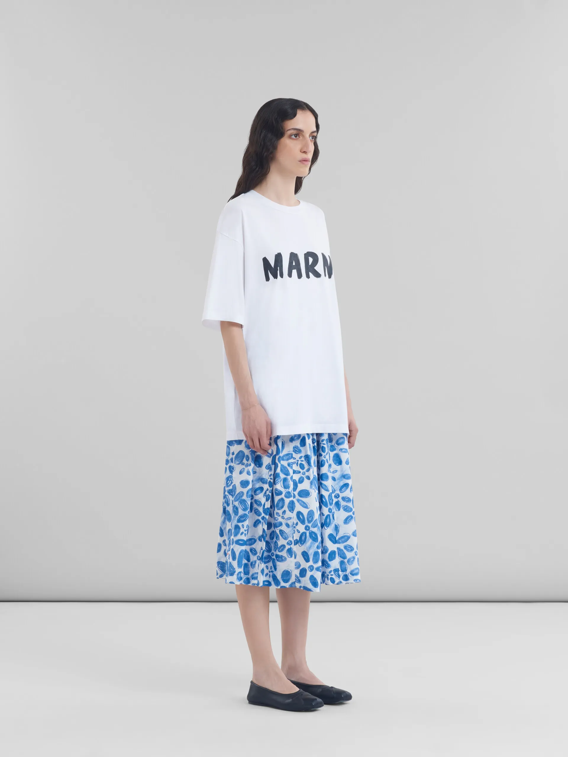 Camiseta blanca de algodón ecológico con logotipo