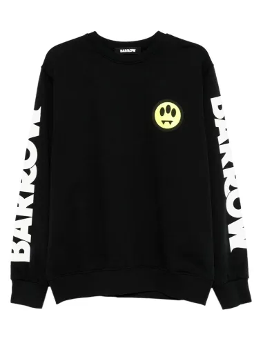 Camiseta negra con logo en manga