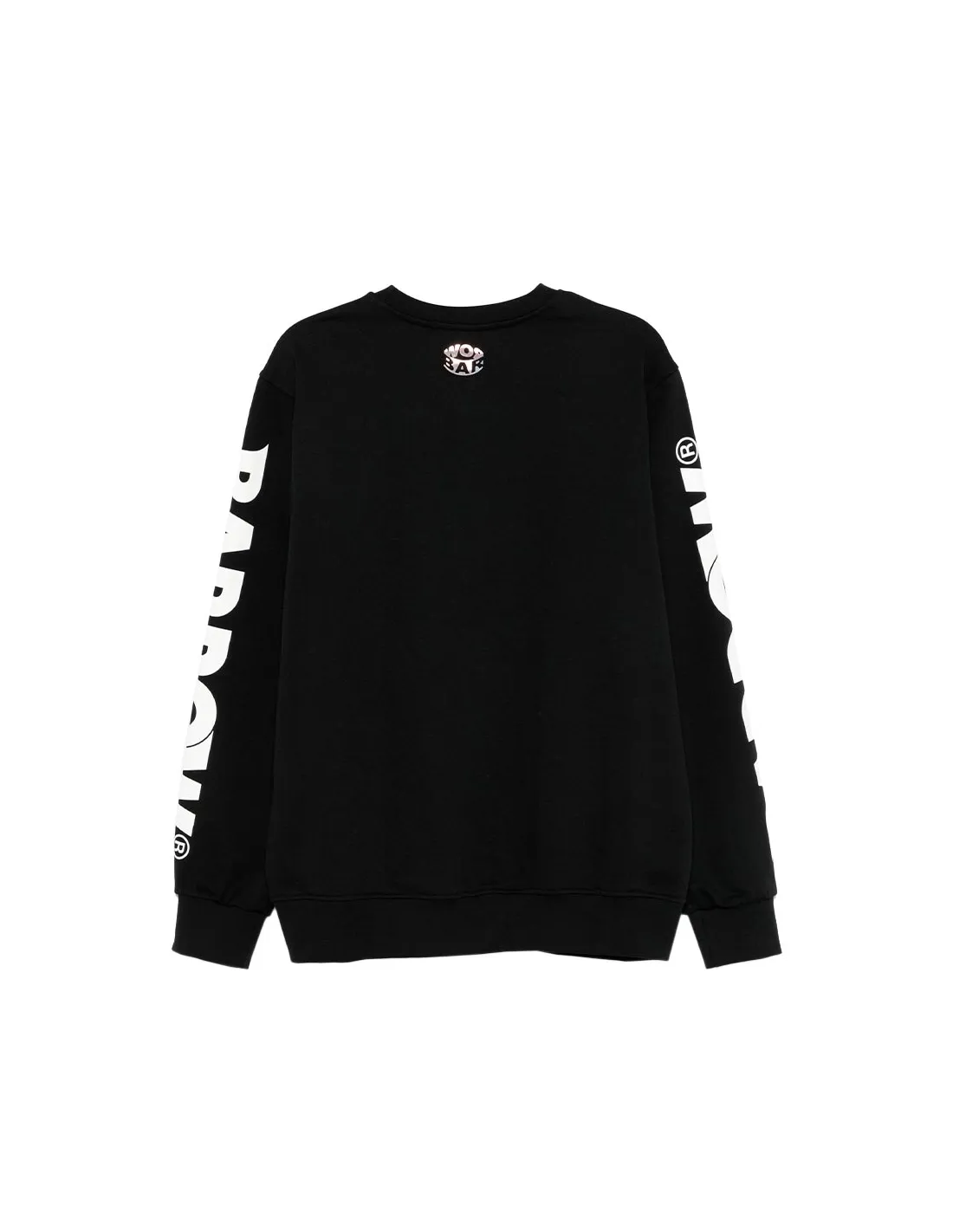 Camiseta negra con logo en manga