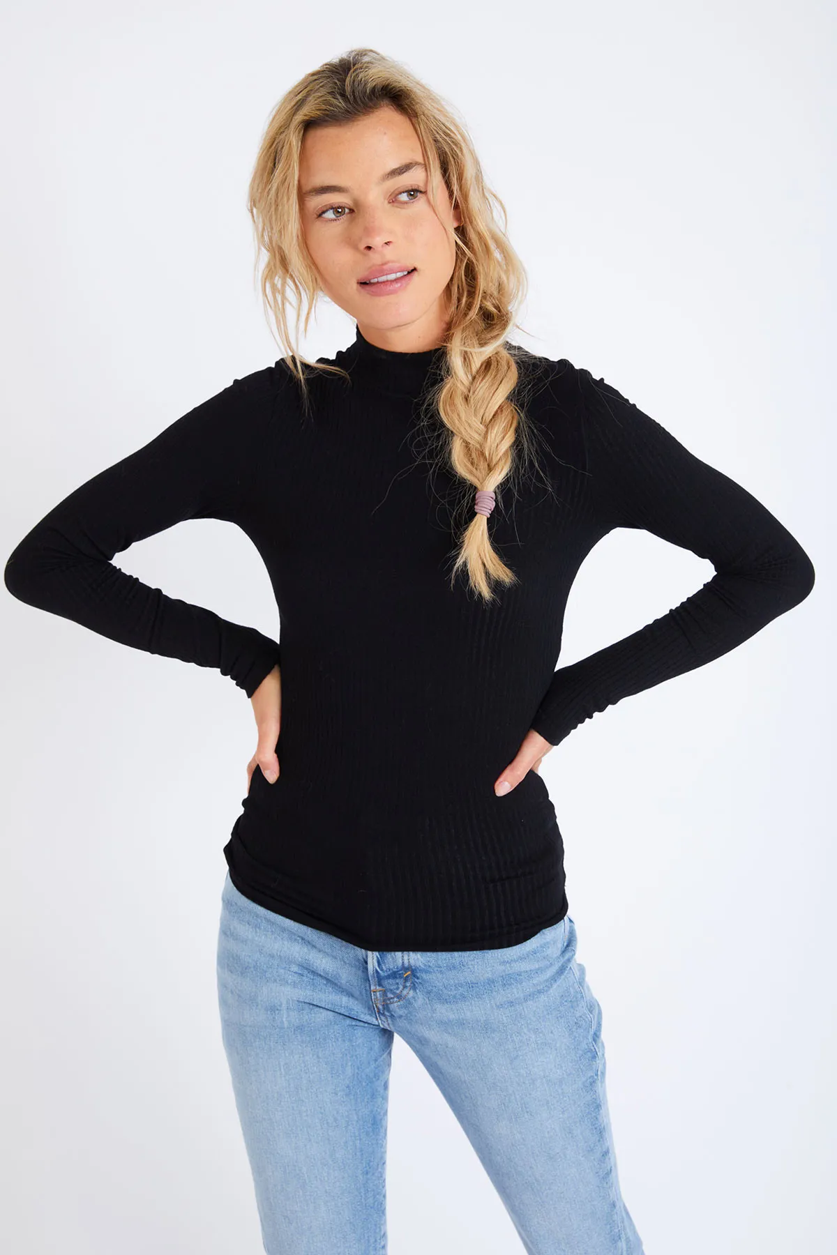 Camiseta negra de cuello alto Odalis Naelia