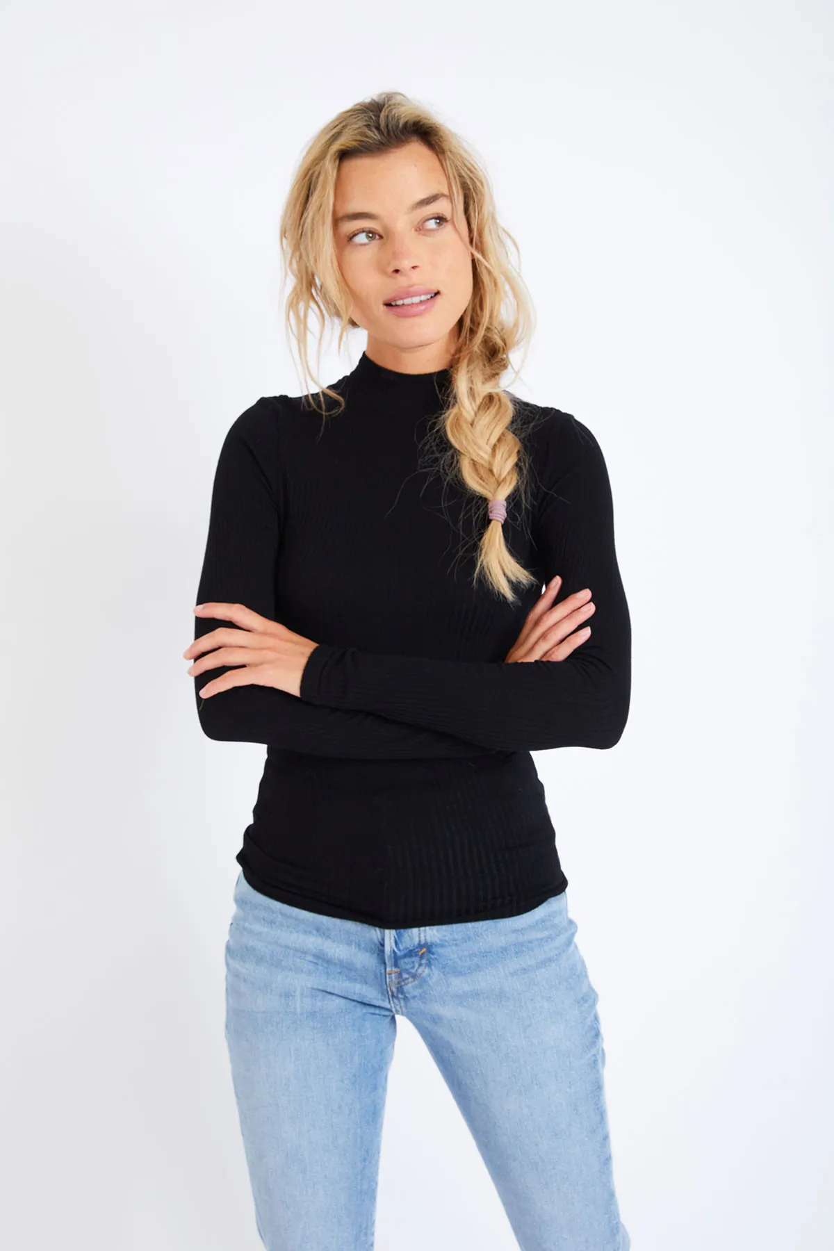 Camiseta negra de cuello alto Odalis Naelia