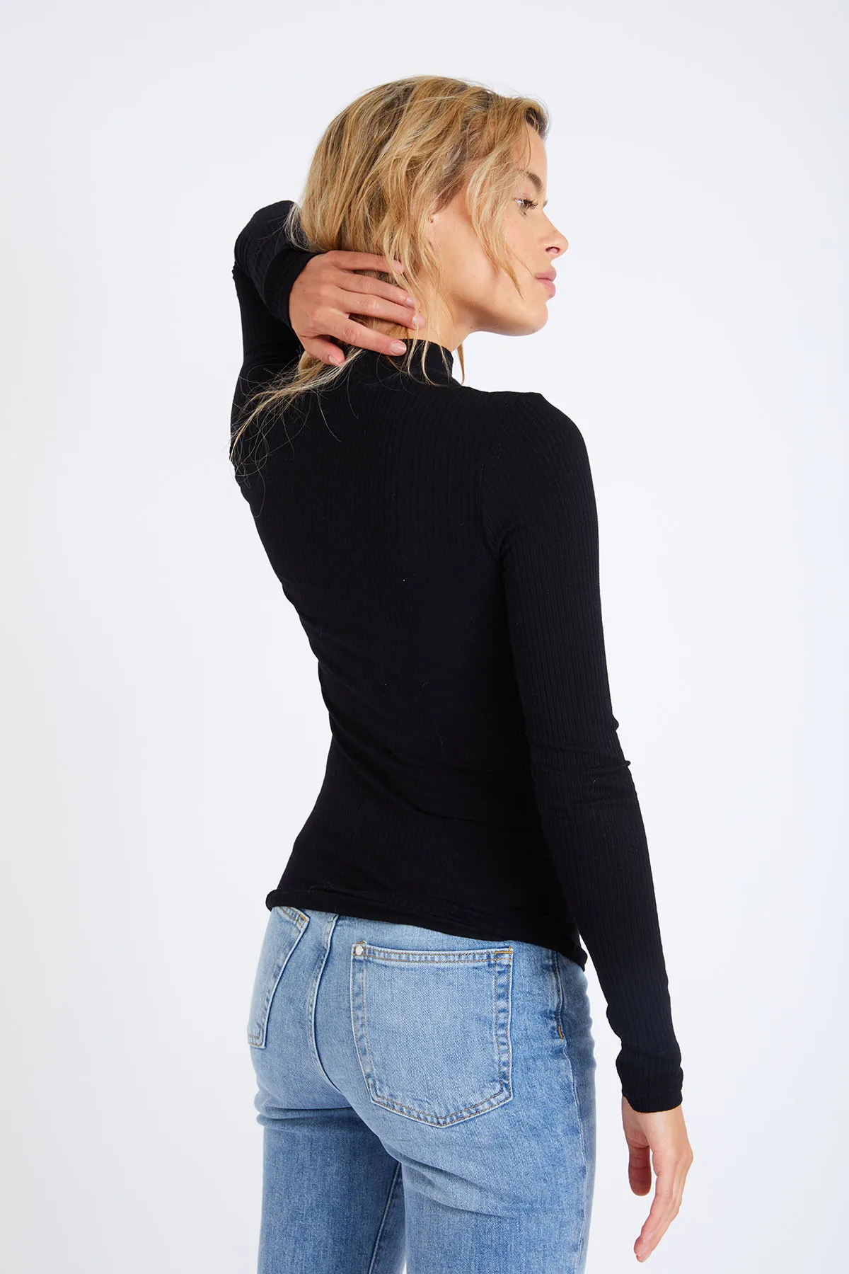 Camiseta negra de cuello alto Odalis Naelia