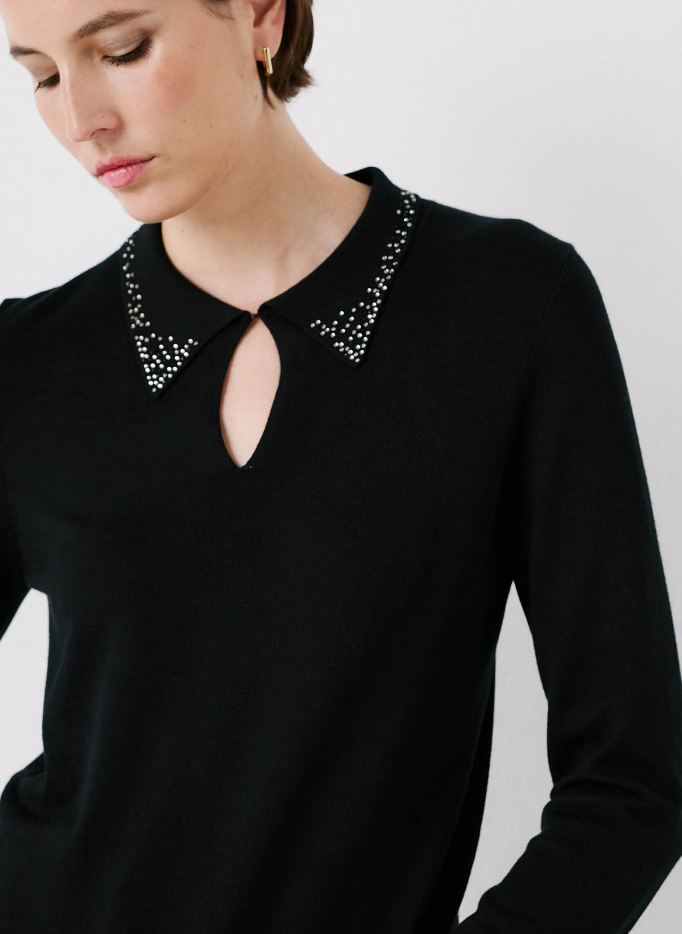 CAROLL MSARAH  JERSEY CON CUELLO DE CAMISA Y PEDRERíA EN NEGRO