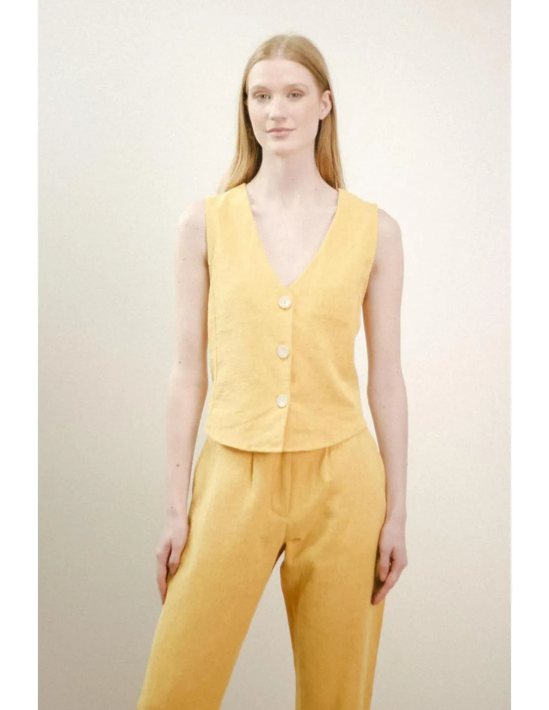 CHALECO DE TRAJE AMARILLO PAN PRODUCTO BÁSICO