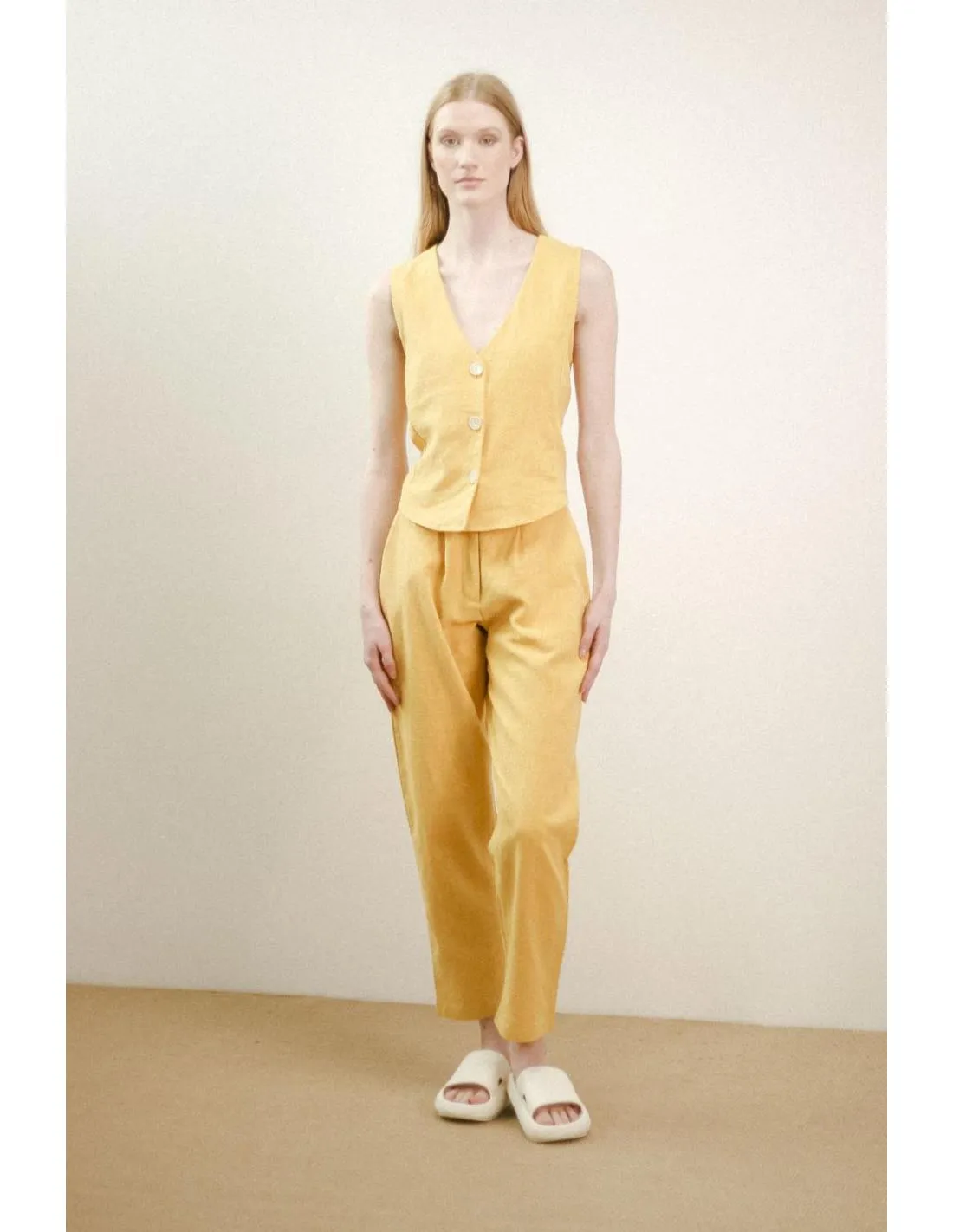 CHALECO DE TRAJE AMARILLO PAN PRODUCTO BÁSICO