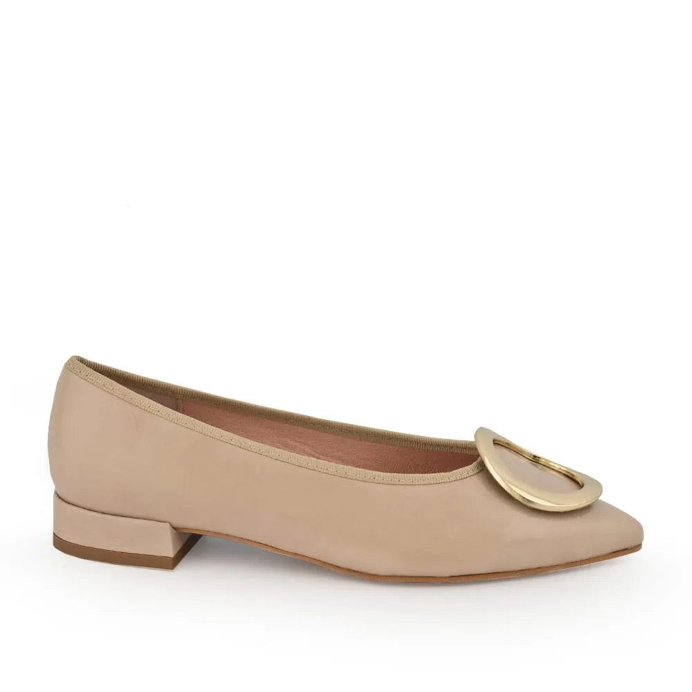Francesita Charol Akitio Beige Adorno Dorado
