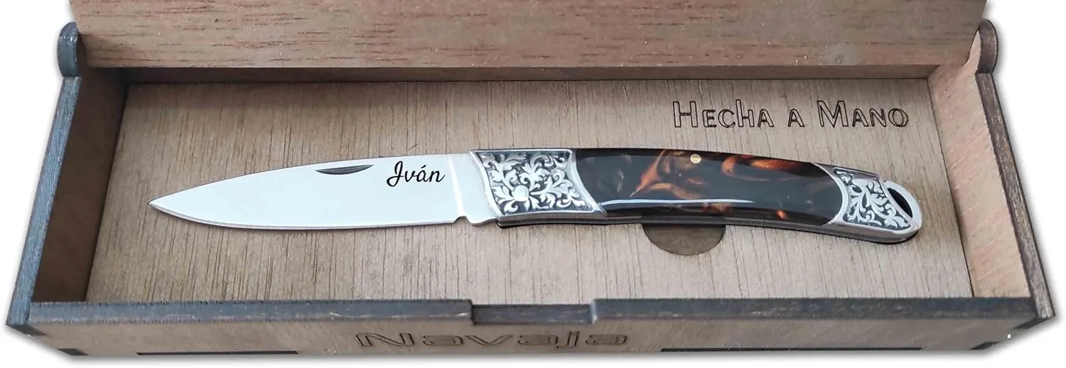 Genérico Navaja de Artesania 8.5 cm de hoja personalizado con tu nombre en cajita de madera. Virola cuadrada.