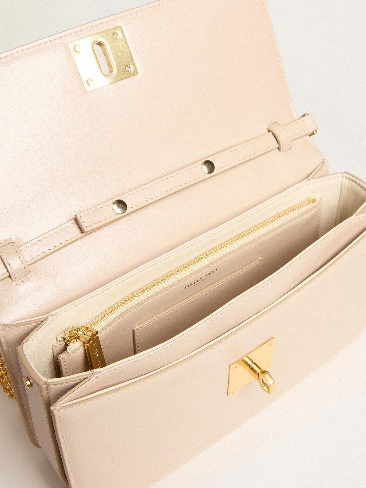 Gioia Bag en piel palmellato de color rosa pálido y detalles dorados