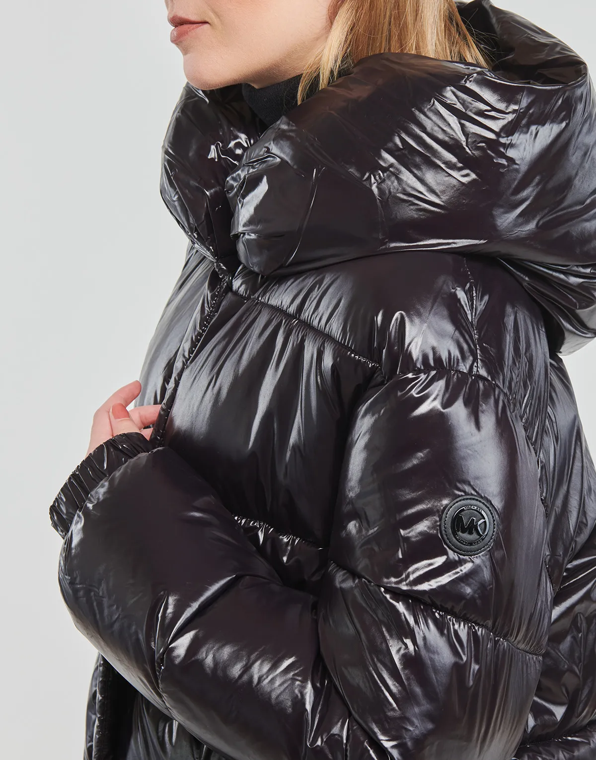 HORIZONTAL QUILTED DOWN COAT WITH  ATTACHED HOOD
