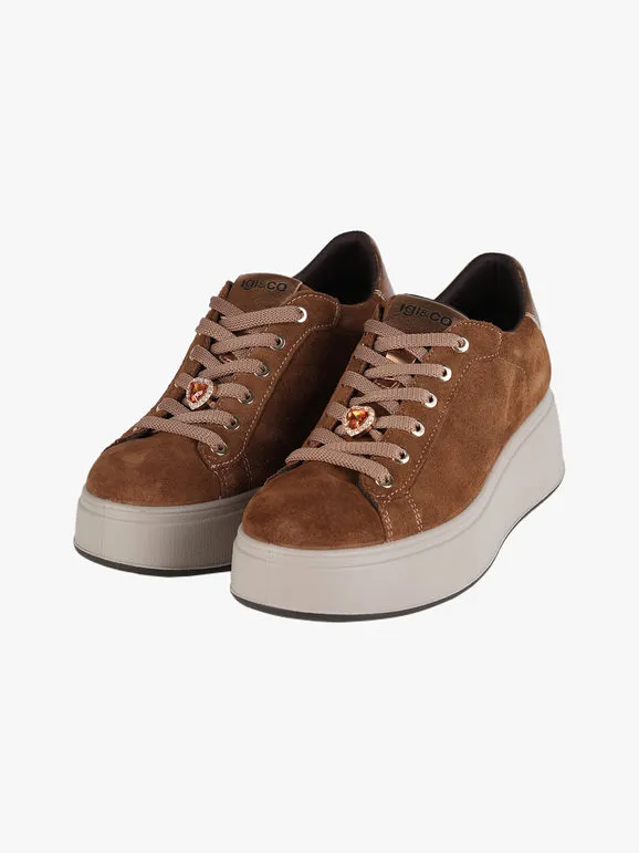 Igi&Co Deportivas mujer ante joya con plataforma