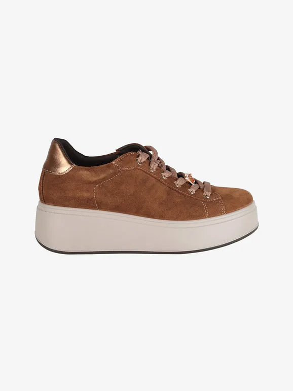 Igi&Co Deportivas mujer ante joya con plataforma