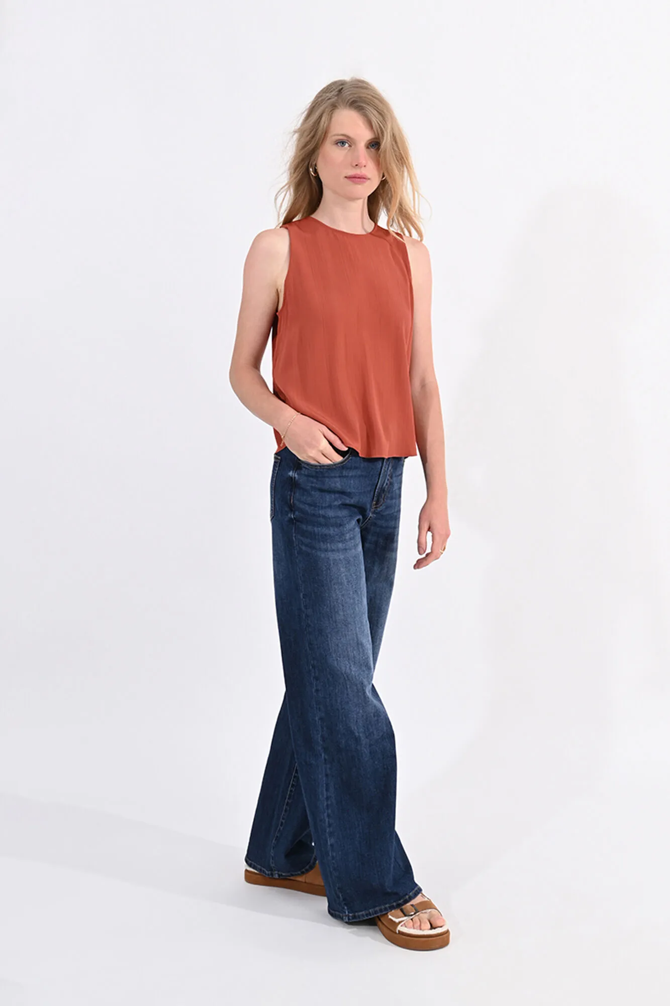 Molly Bracken Top de mujer sin manga en tejido vaporoso