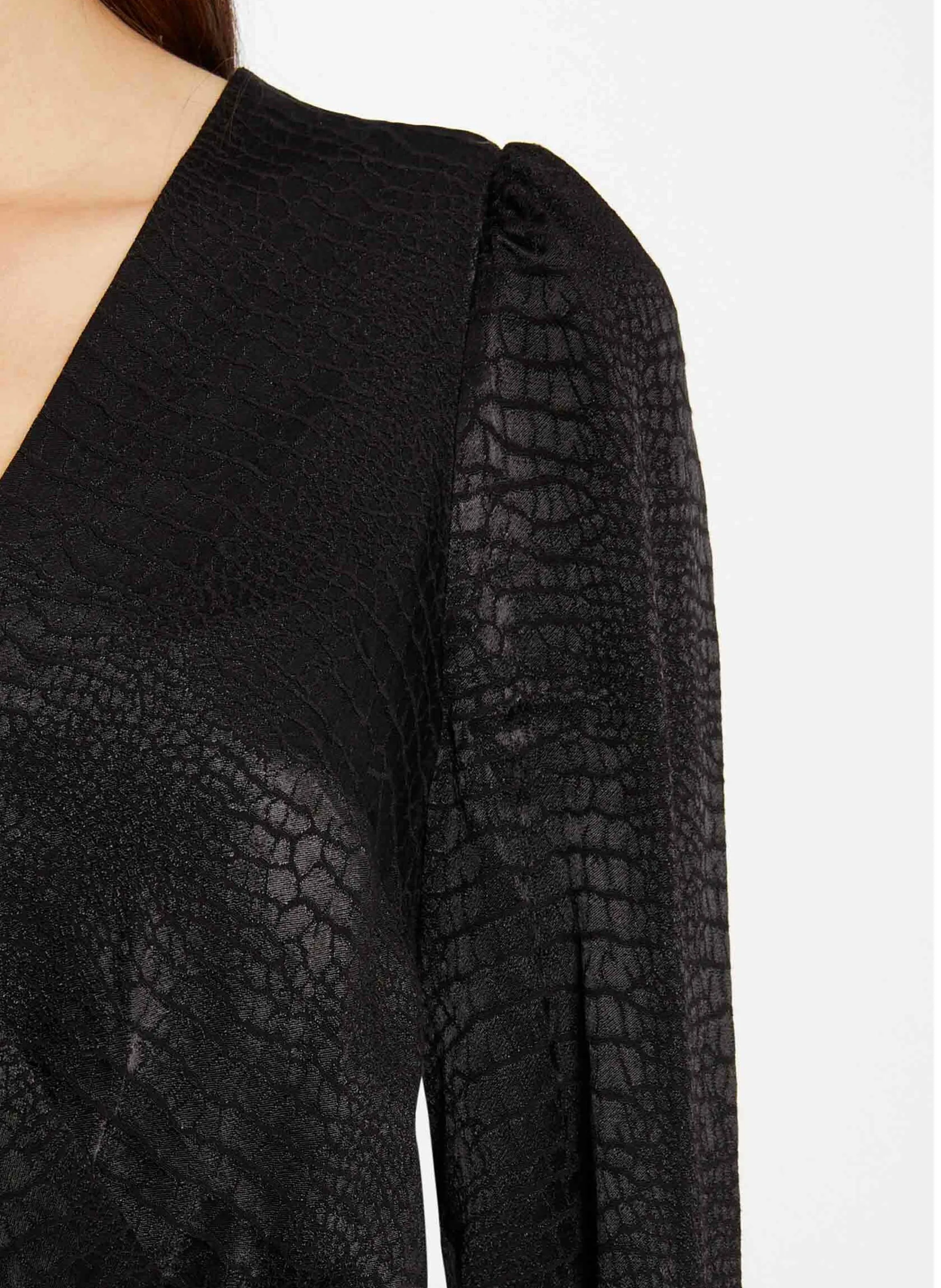 MORGAN ROZO.F  VESTIDO AJUSTADO CON CUELLO DE PICO EN NEGRO