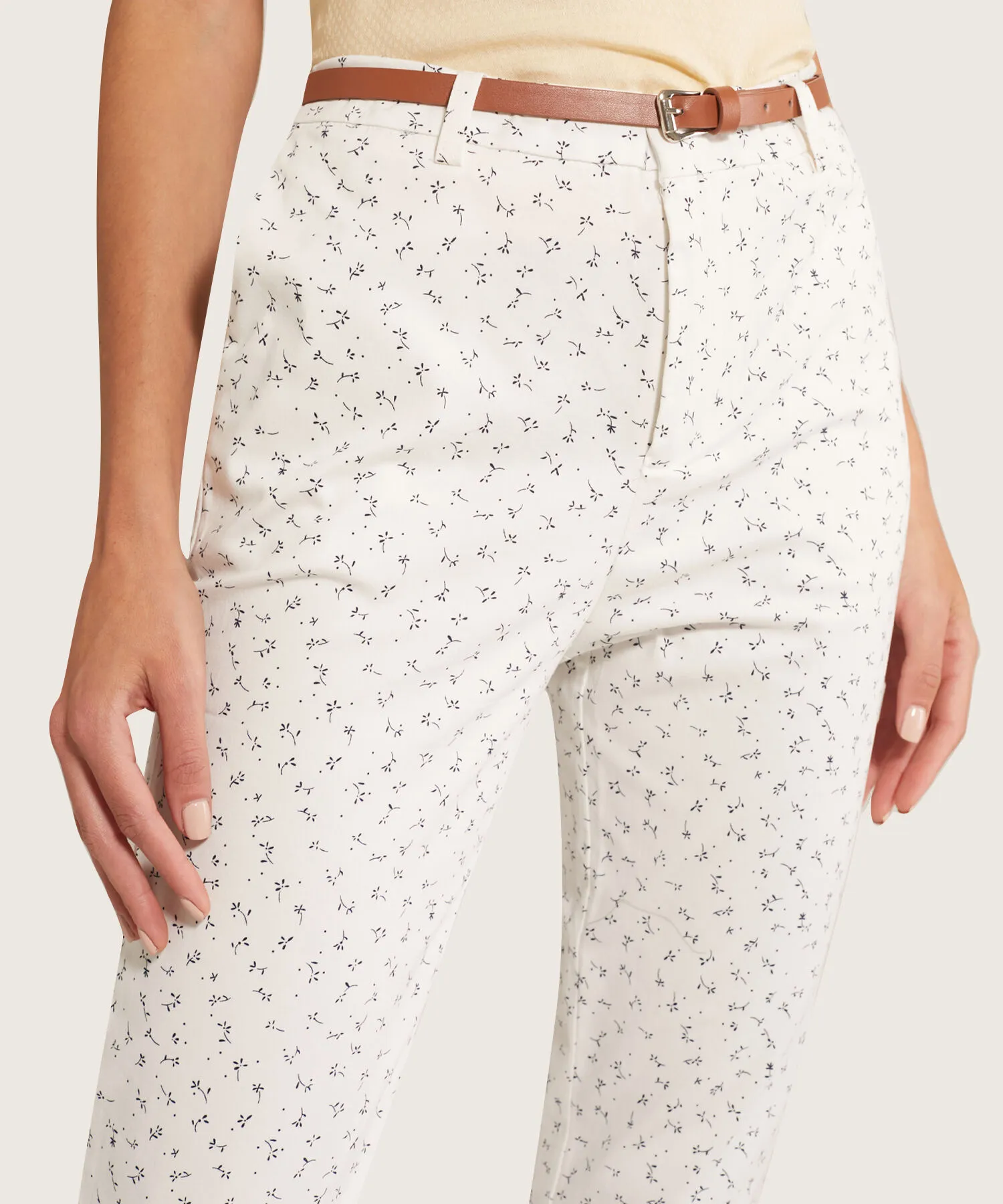 PANTAL&OACUTE;N CHINO ESTAMPADO CON CINTUR&OACUTE;N