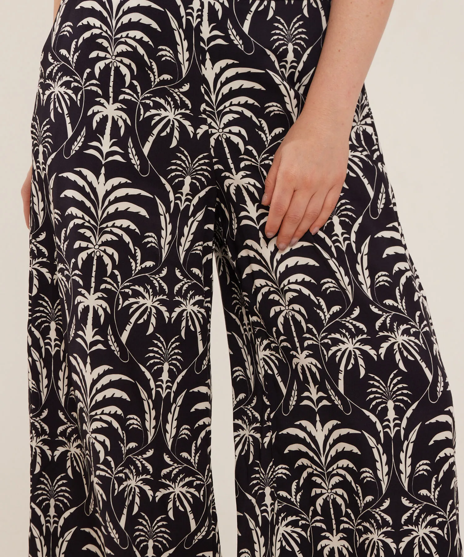PANTAL&OACUTE;N FLUIDO ESTAMPADO