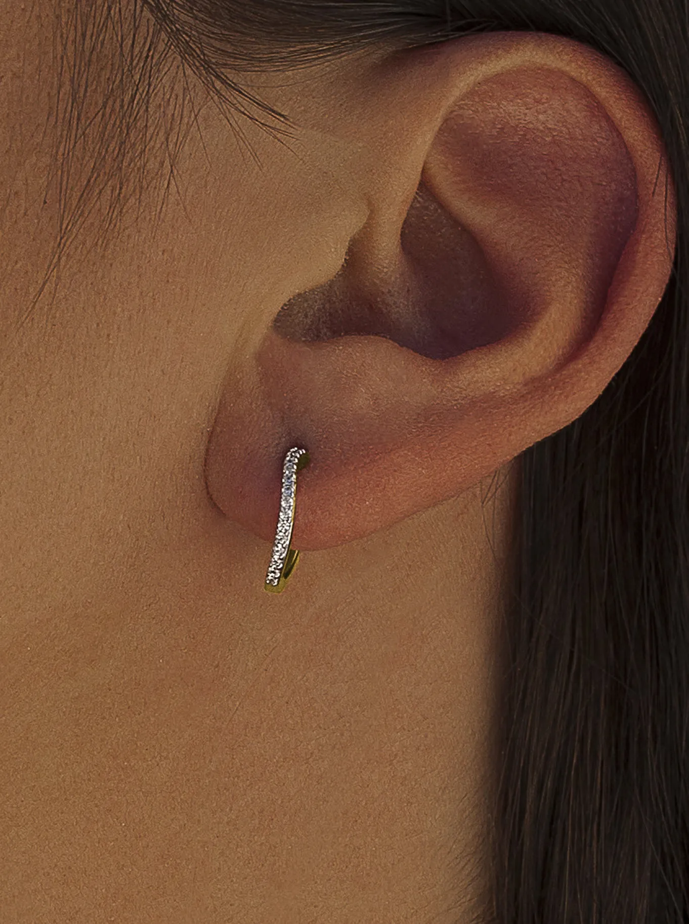 Pendientes aro pequeos diseo curvilíneo con circonitas y bao de oro