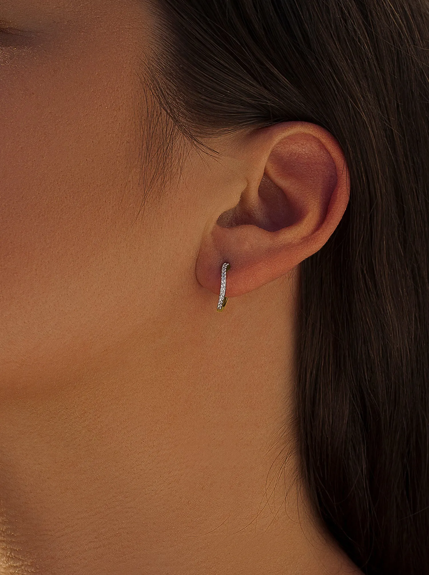 Pendientes aro pequeos diseo curvilíneo con circonitas y bao de oro