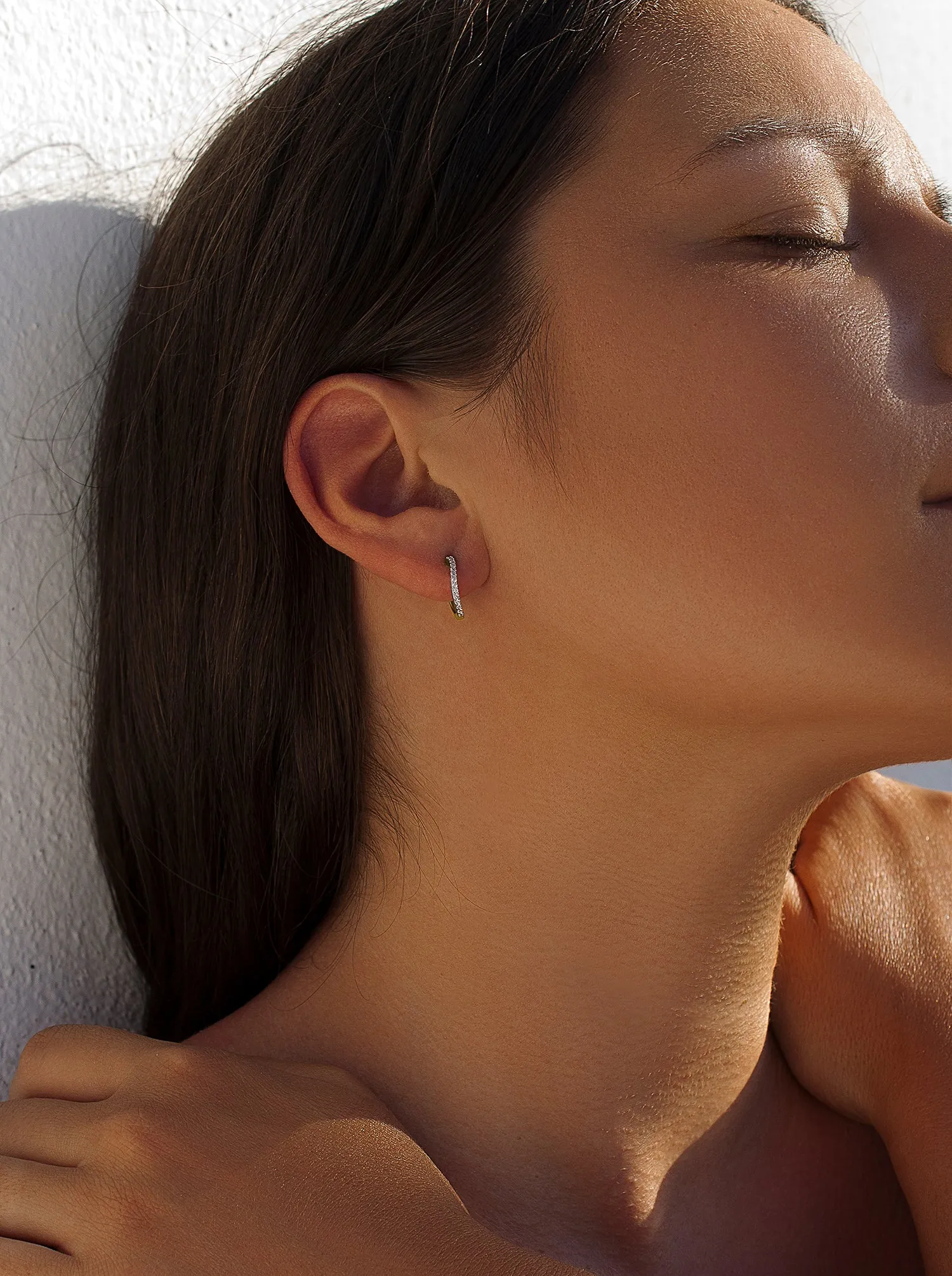 Pendientes aro pequeos diseo curvilíneo con circonitas y bao de oro