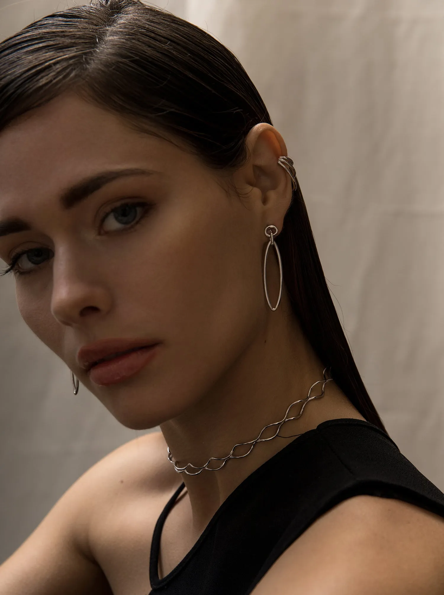 Pendientes con colgantes en plata lisa con un pequeo aro y diseo ovalado