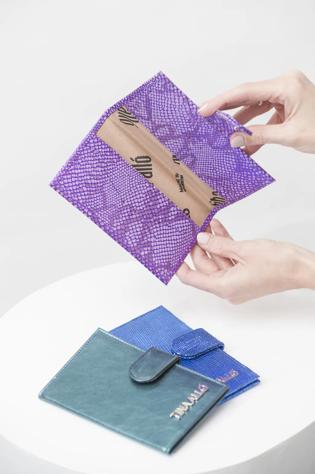 PORTA PASAPORTE Violeta metalizado