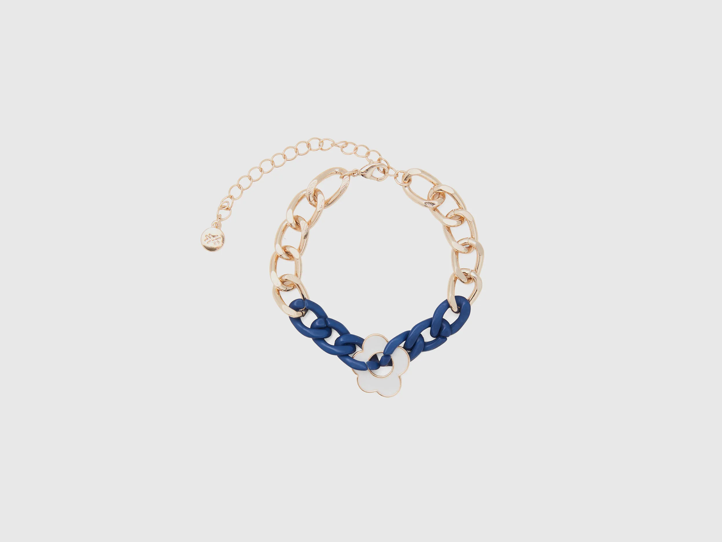 Pulsera dorada y azul con flor blanca