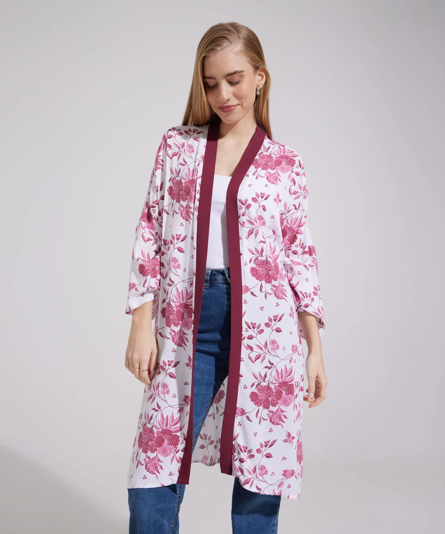 SACO TIPO KIMONO, ESTAMPADO CON PECHERA EN CONTRASTE Y SILUETA AMPLIA