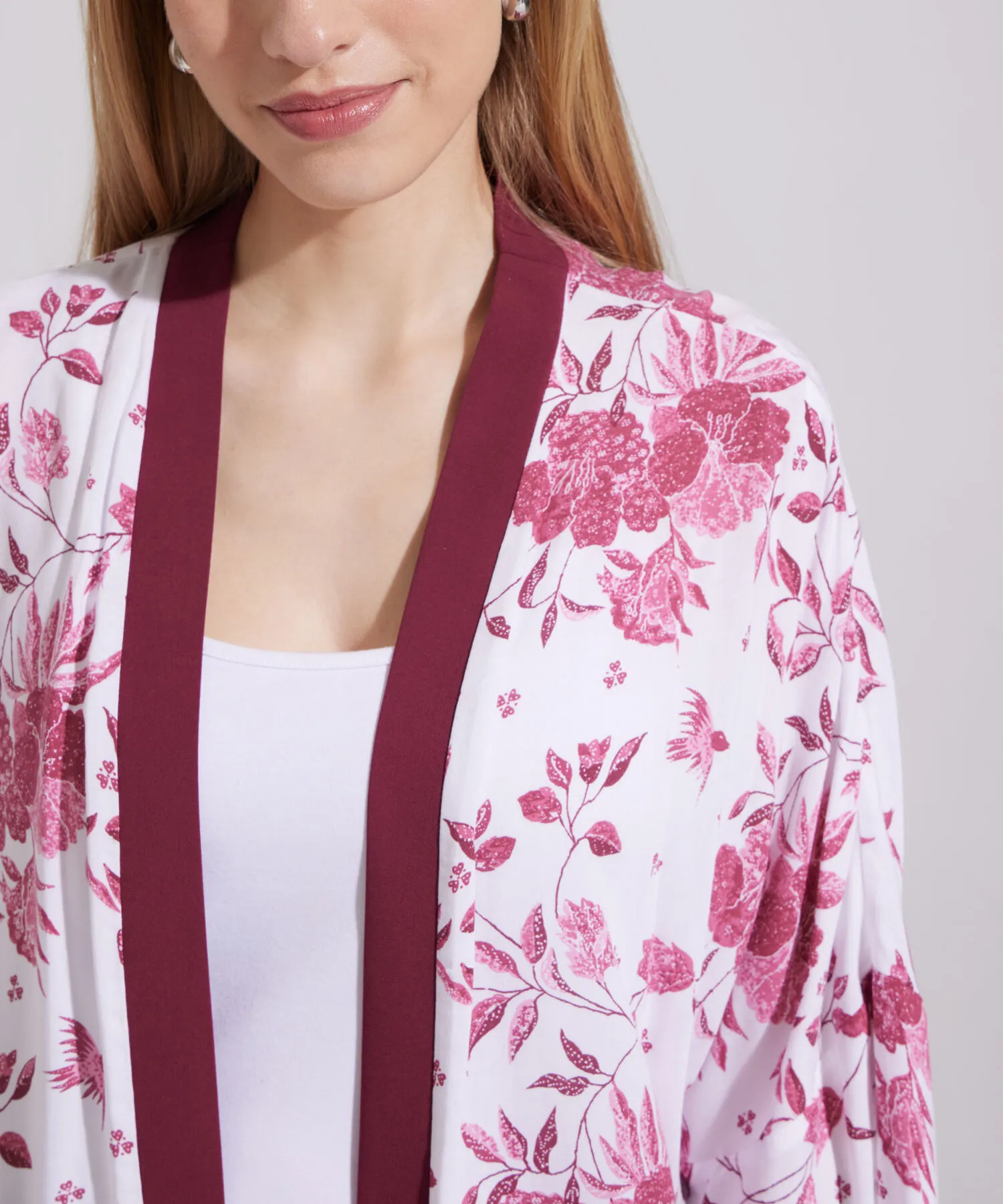 SACO TIPO KIMONO, ESTAMPADO CON PECHERA EN CONTRASTE Y SILUETA AMPLIA