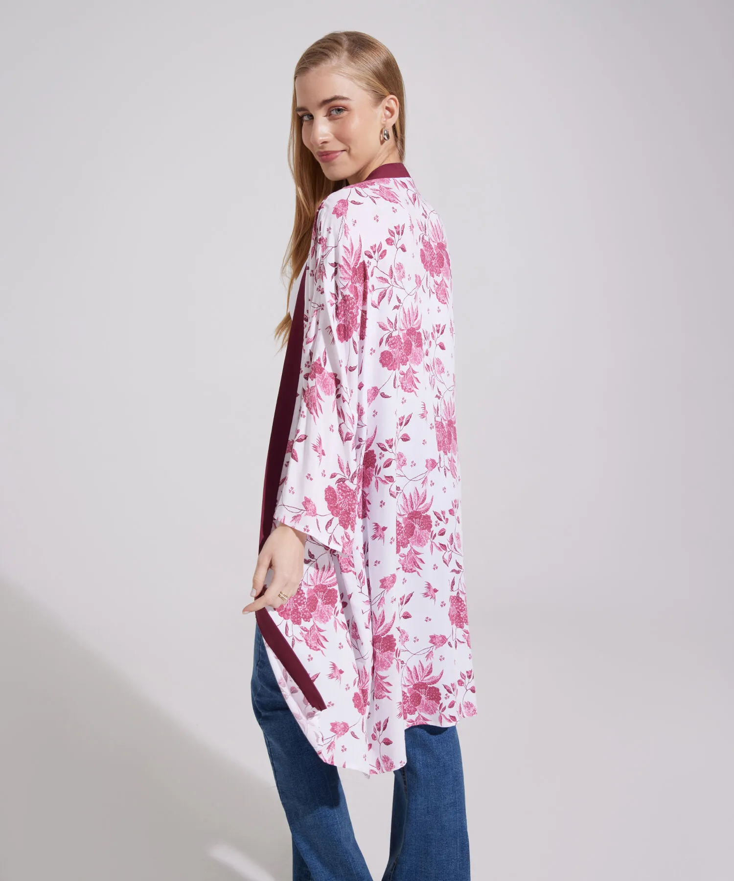 SACO TIPO KIMONO, ESTAMPADO CON PECHERA EN CONTRASTE Y SILUETA AMPLIA