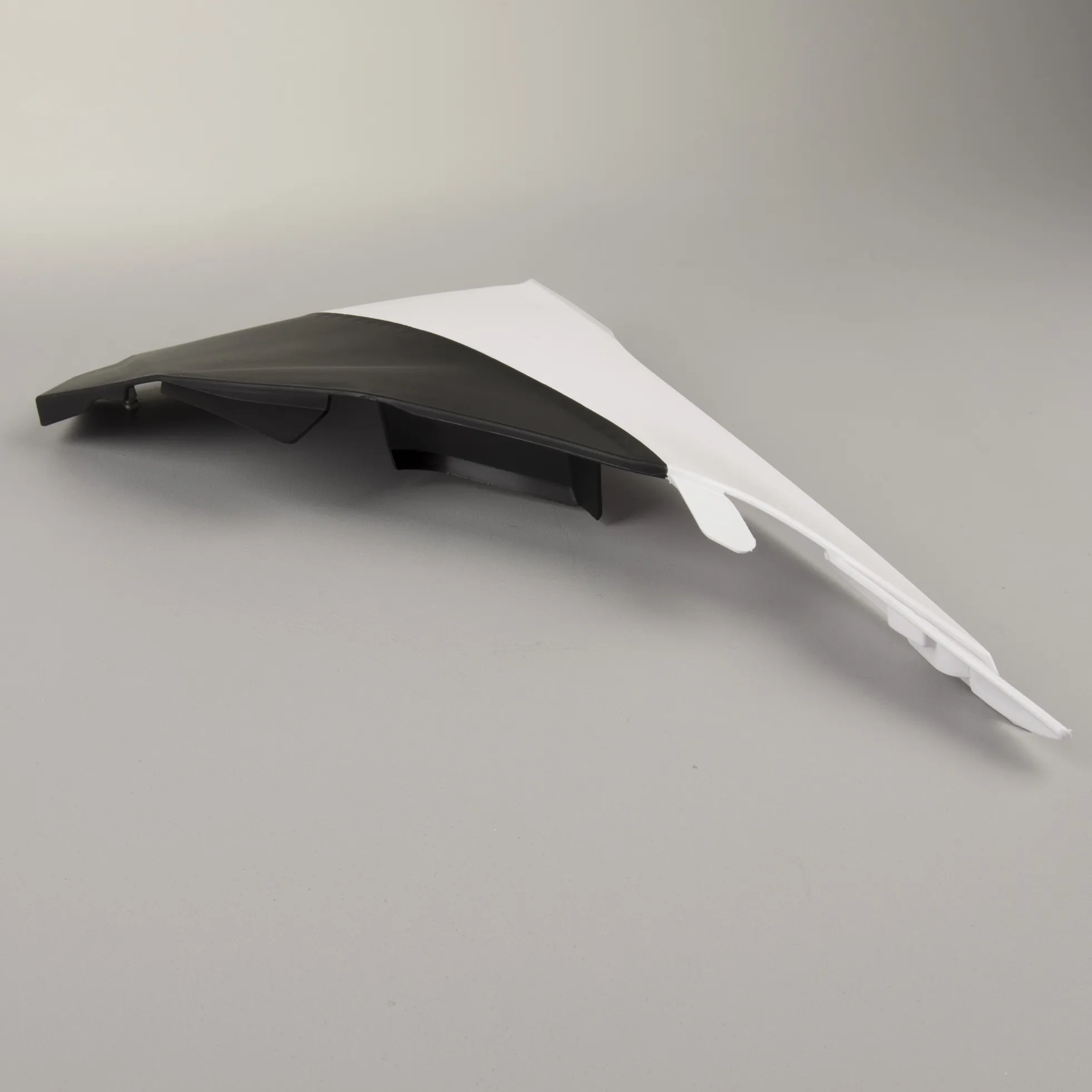TAPA DE AIRBOX RTECH IZQUIERDA NEGRABLANCA
