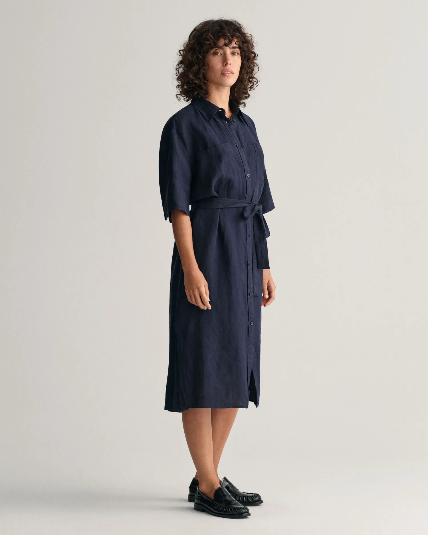 Vestido camisero de manga corta de lino