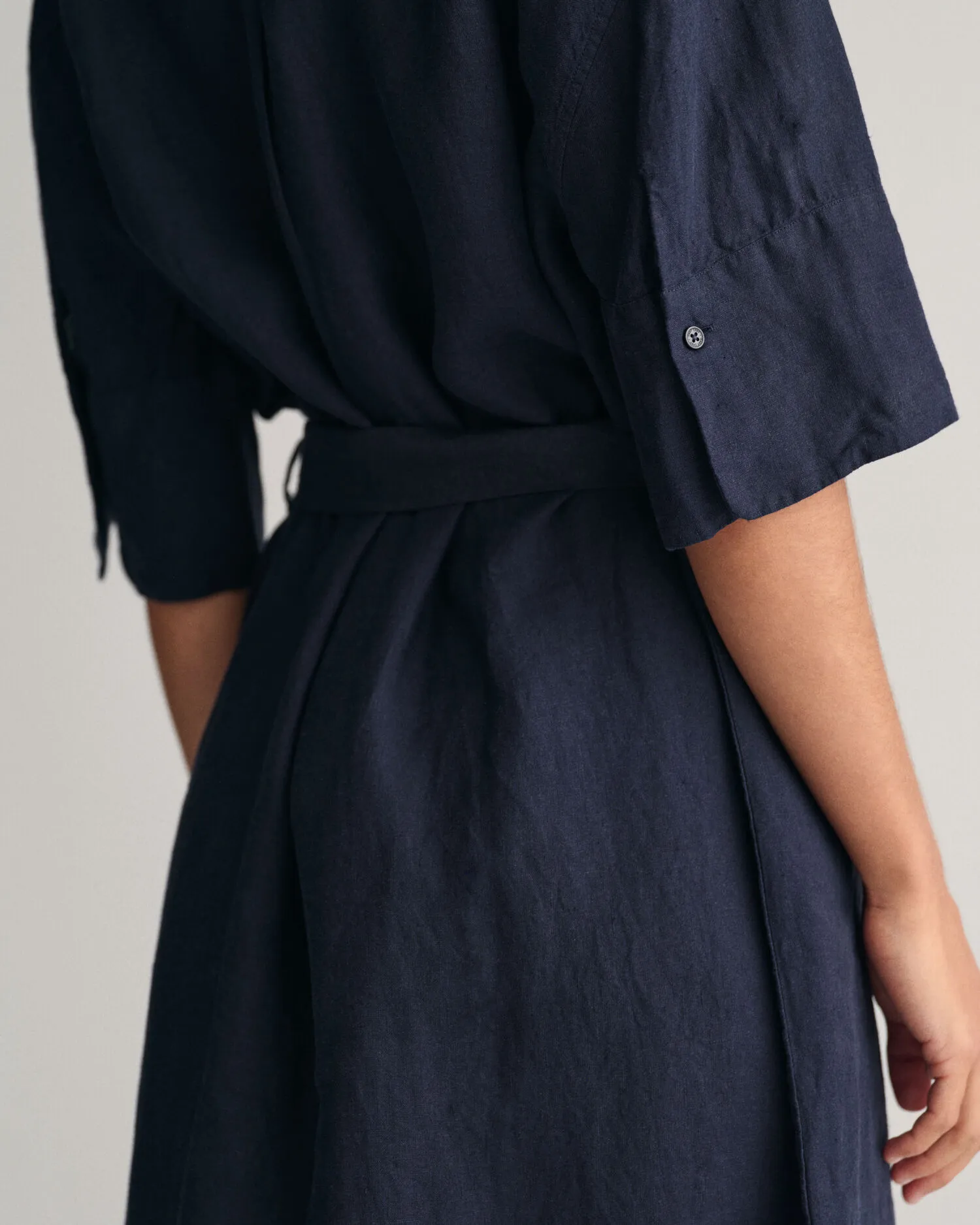 Vestido camisero de manga corta de lino