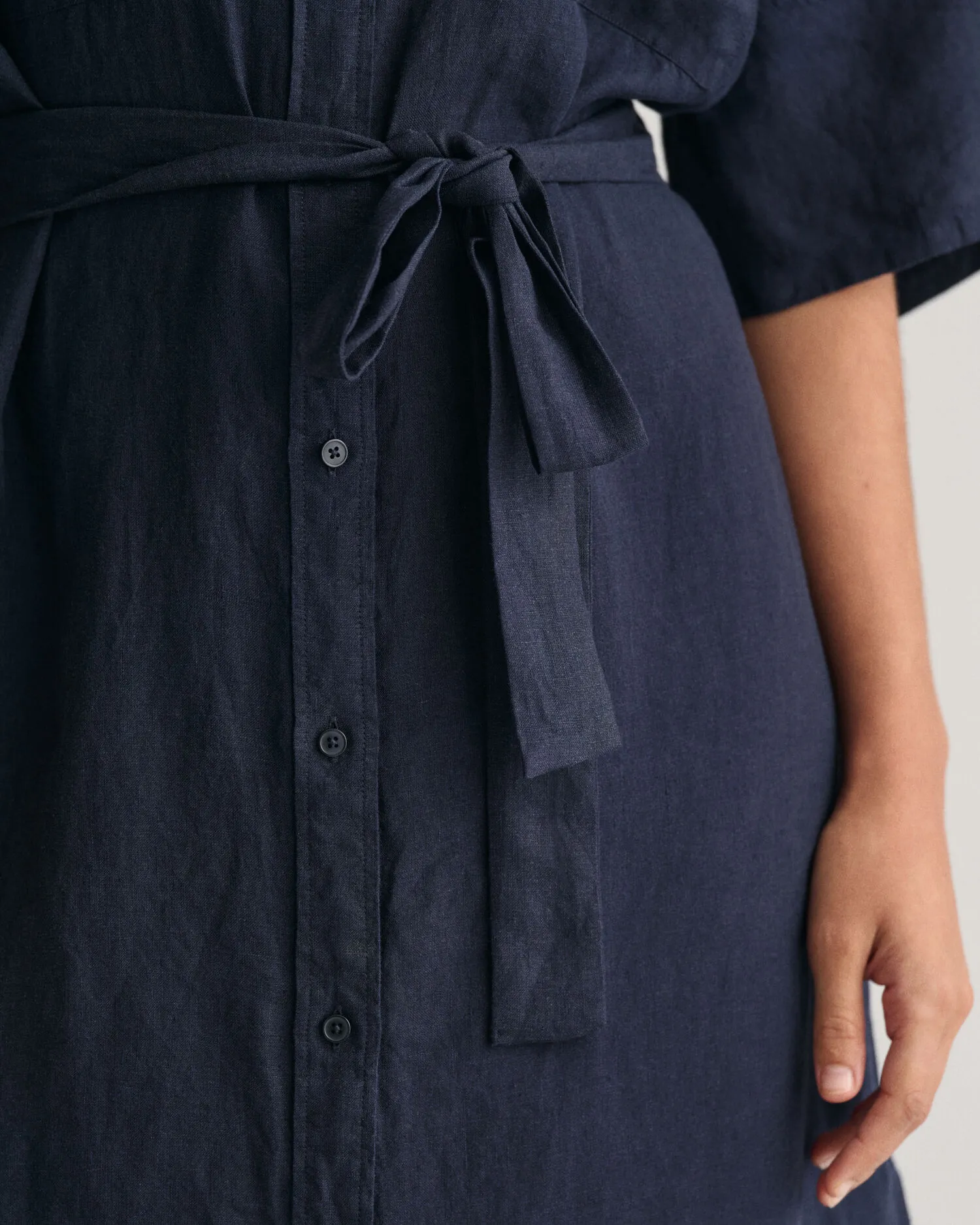 Vestido camisero de manga corta de lino