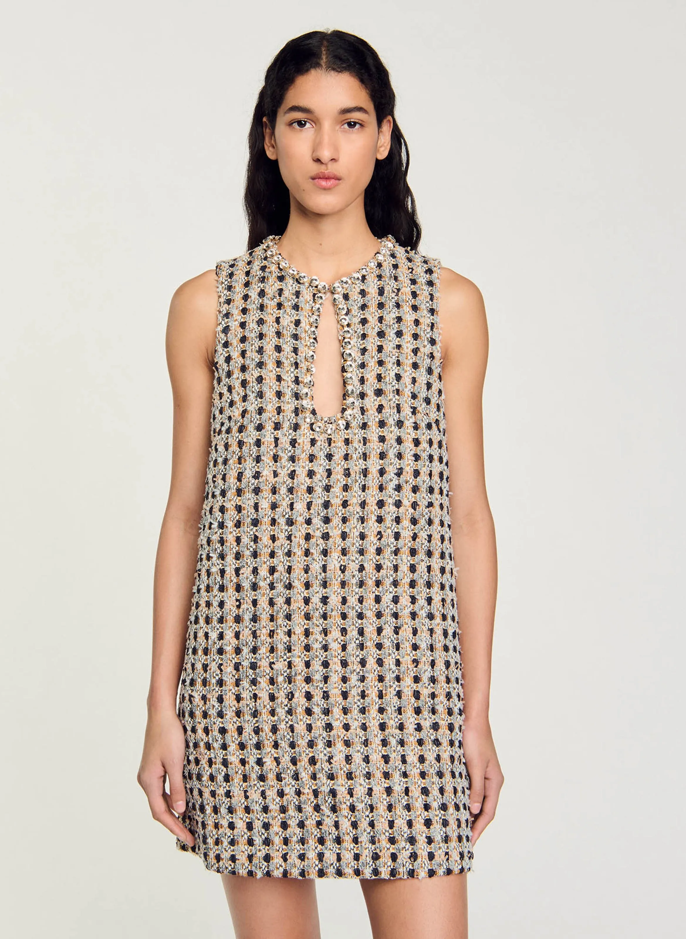 Vestido corto recto cuello redondo de tweed en marron