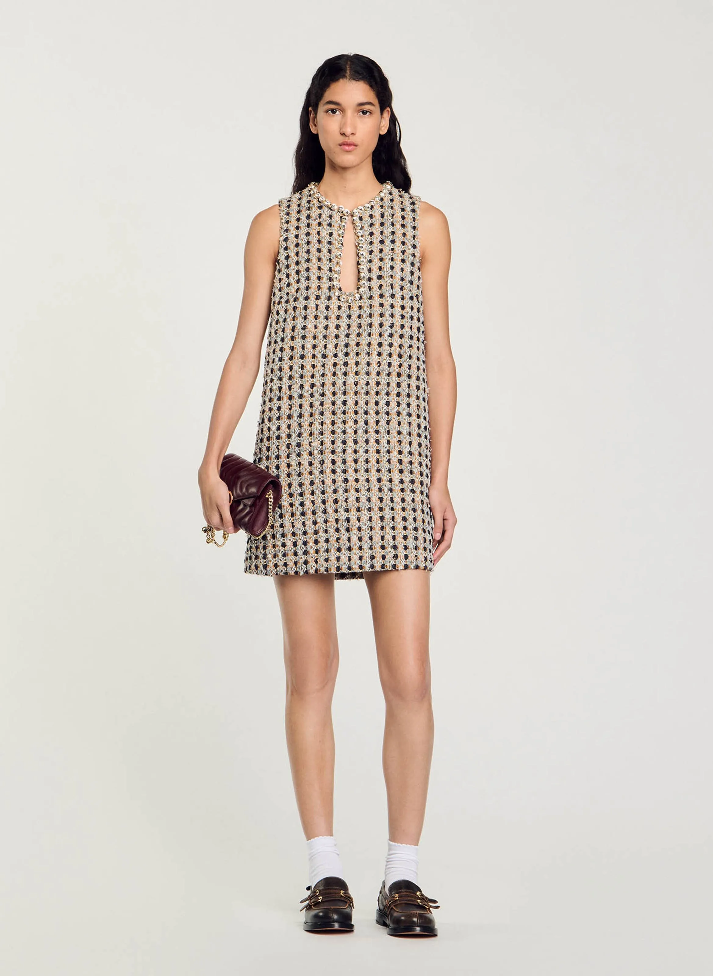 Vestido corto recto cuello redondo de tweed en marron