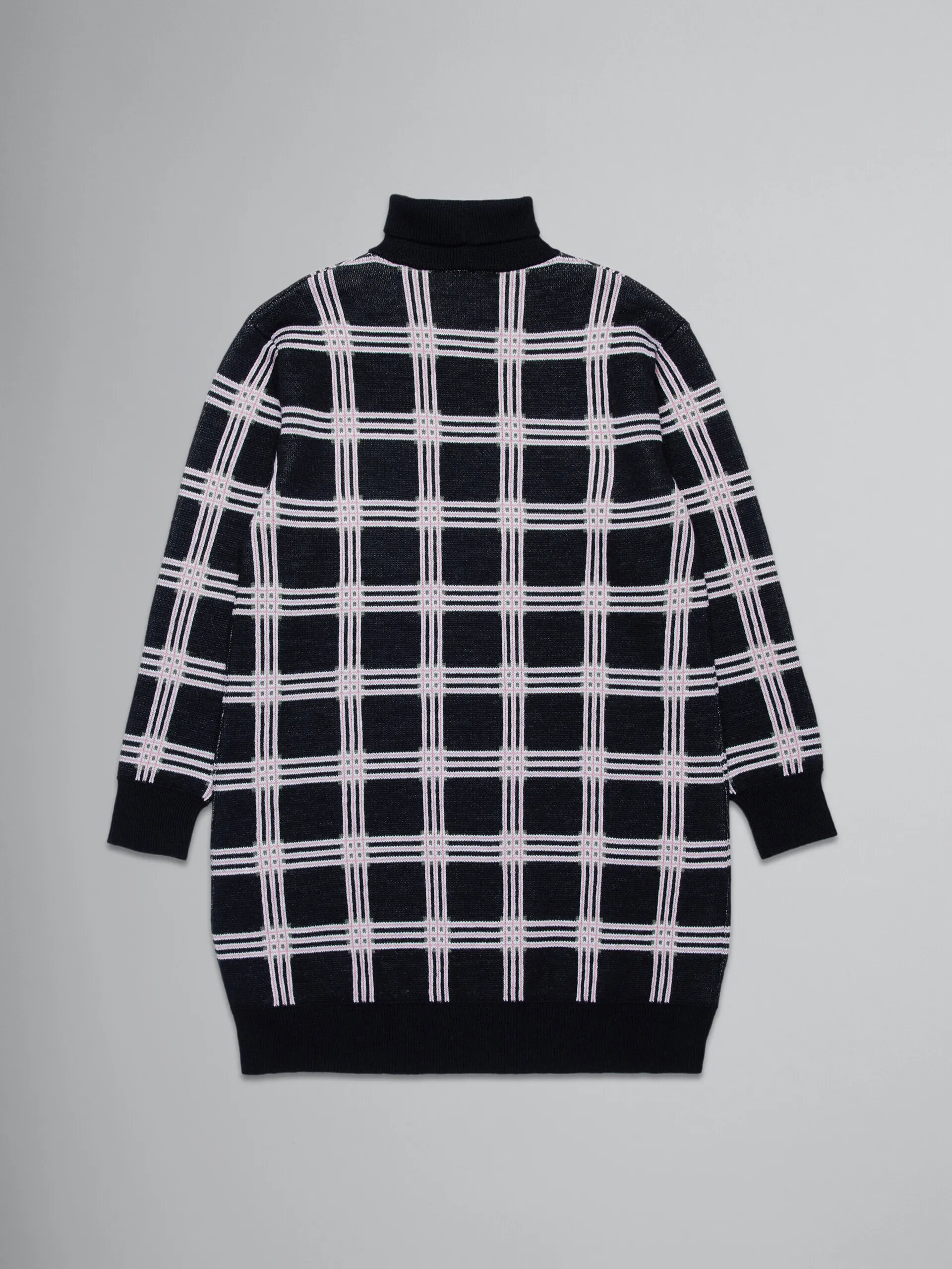 Vestido de punto a cuadros con cuello alto
