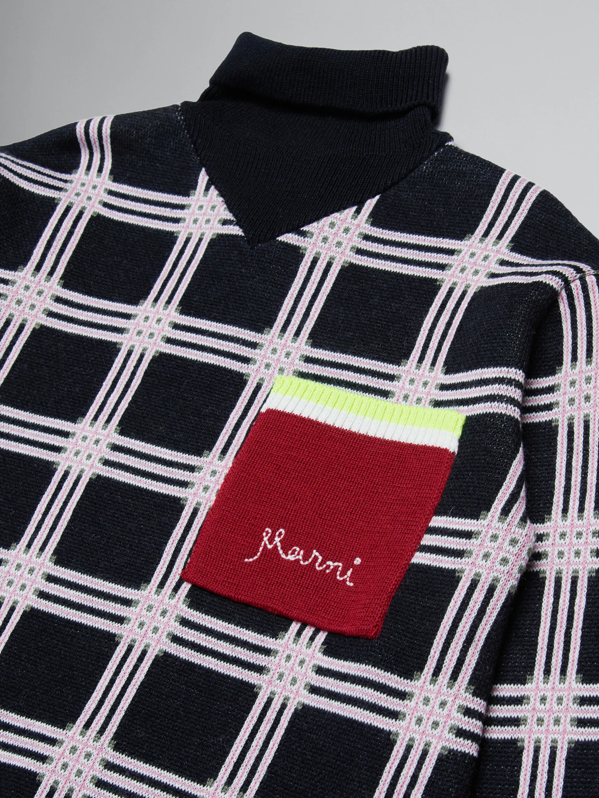 Vestido de punto a cuadros con cuello alto