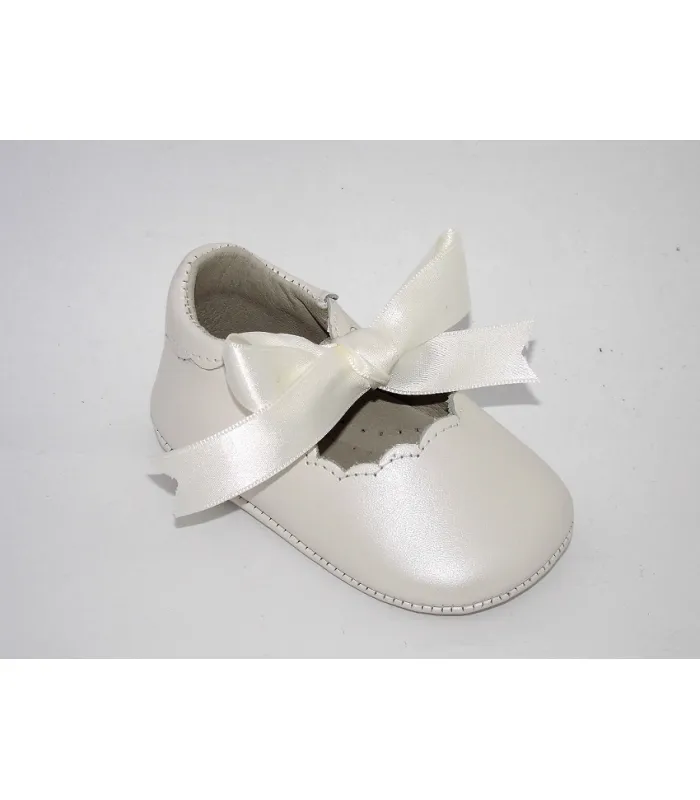 Zapato nacarado beig con lazo