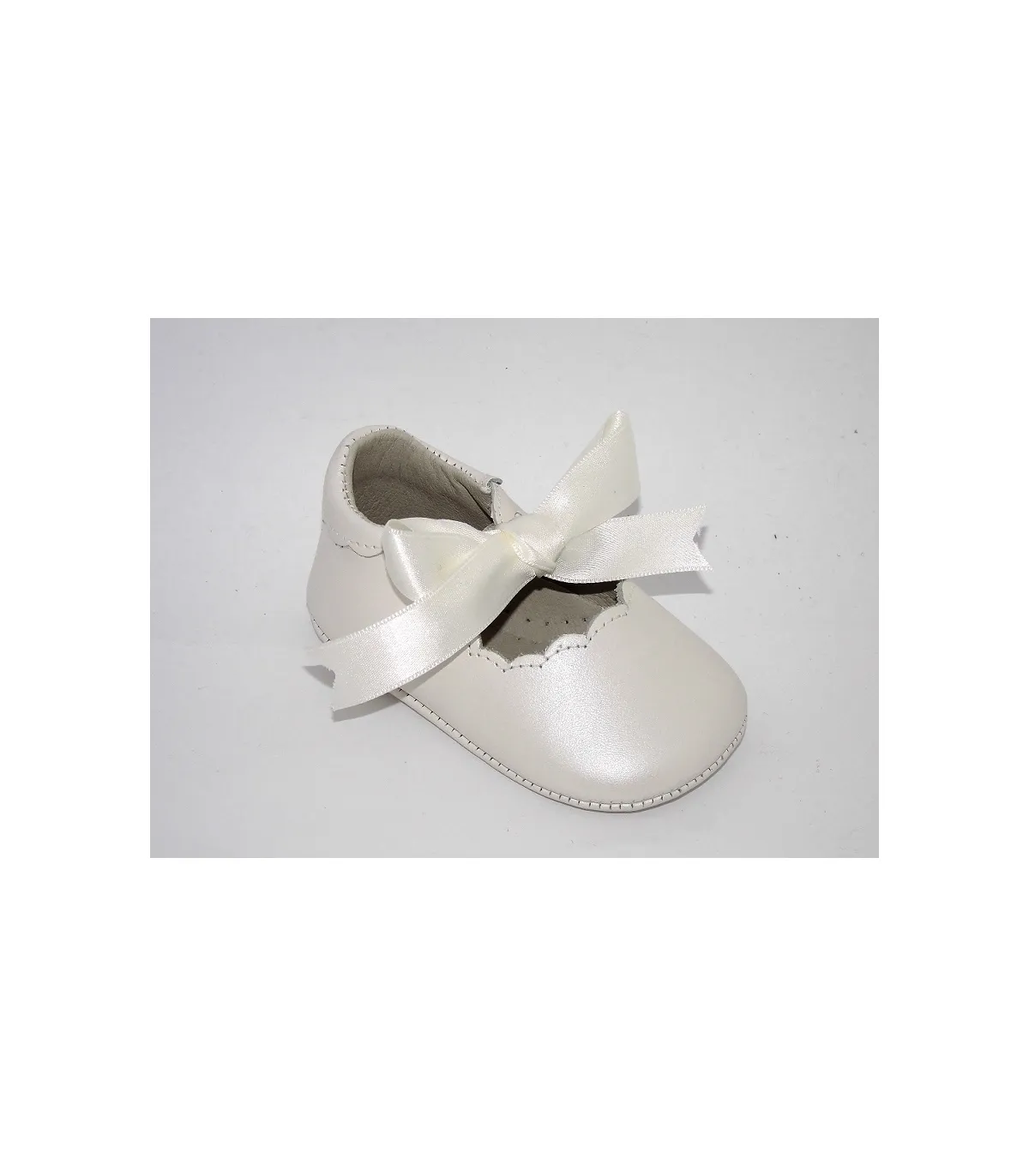 Zapato nacarado beig con lazo